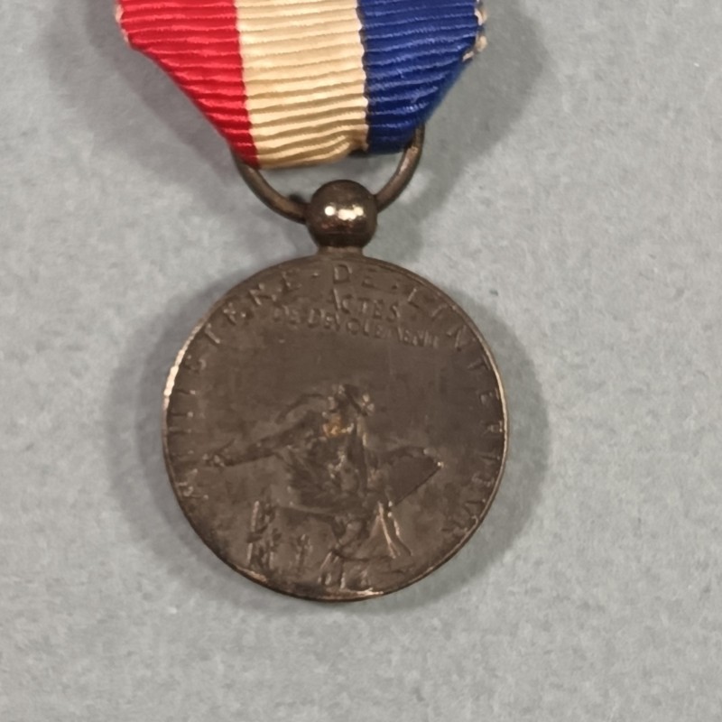 FRANCE REDUCTION DE LA MEDAILLE DU COURAGE ET ACTES DE DEVOUEMENT EN ARGENT POLICE ET MINISTERE DE L'INTERIEUR